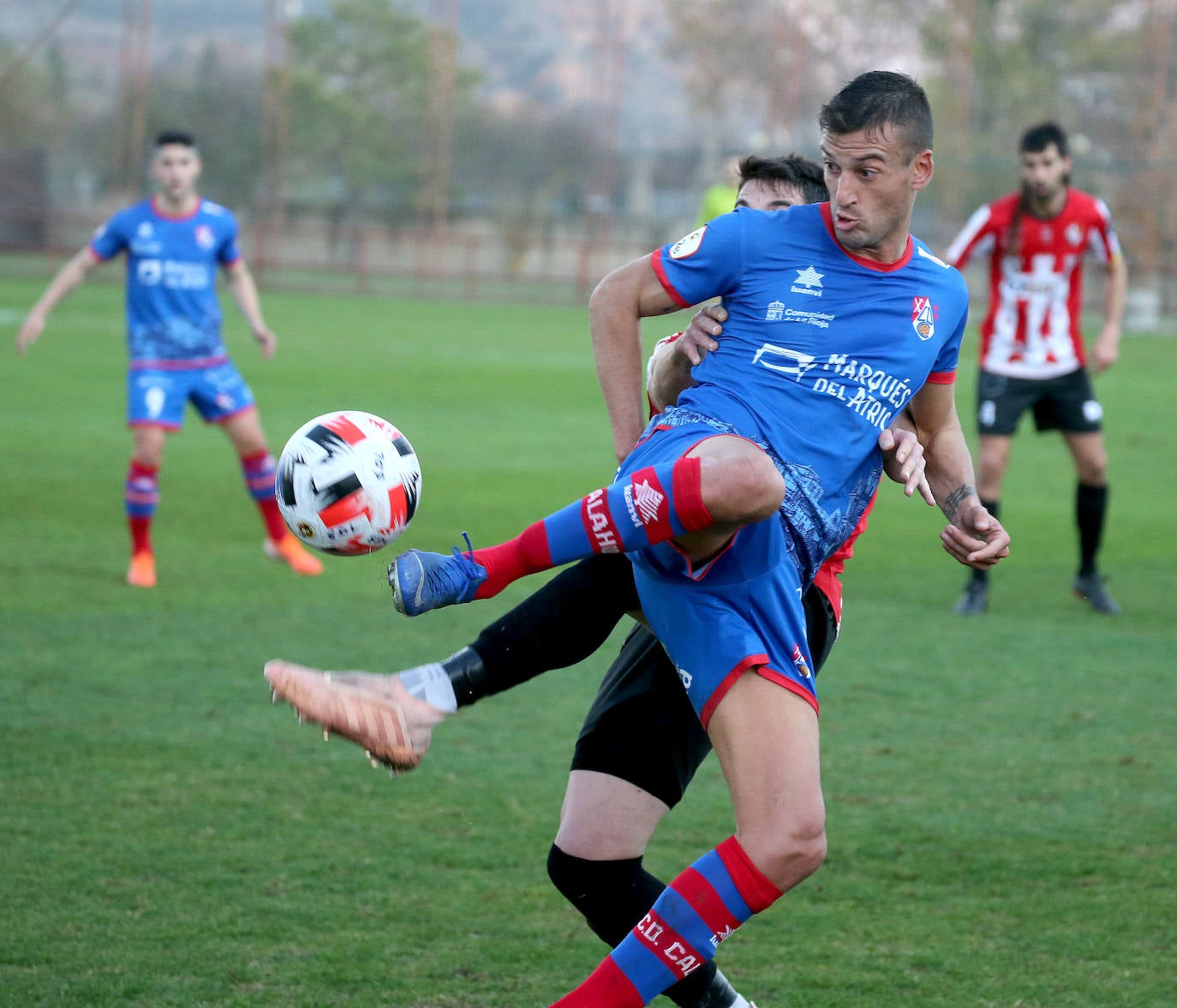 Empate sin goles en el derbi riojano entre la SDL y el Calahorra. 