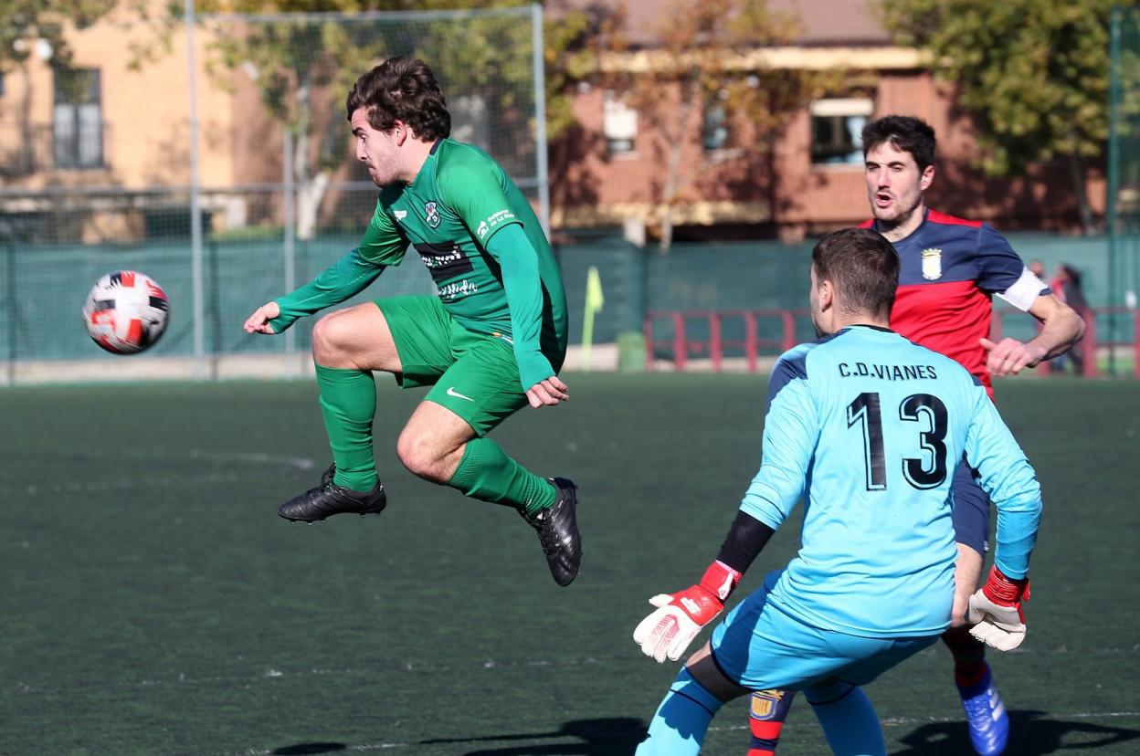 Rubén Peña salta para intentar controlar el balón ante Acobi. 