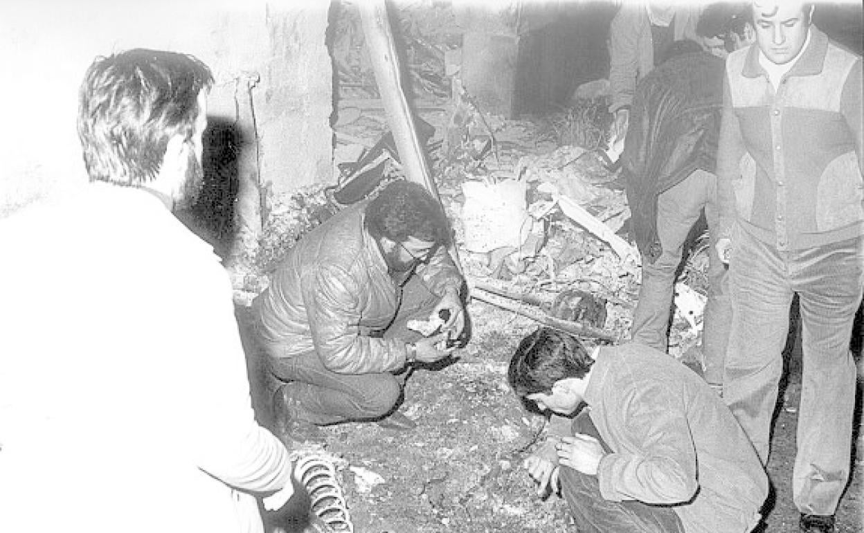 Placa en la calle Ollerías en homenaje a las tres personas asesinadas por ETA