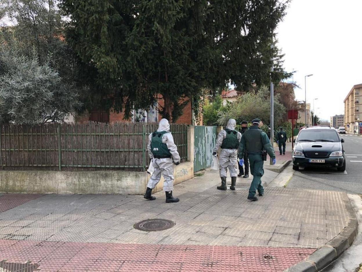 Agentes del GAR de la Guardia Civil entregan el pasado 8 de marzo en Haro notificaciones sobre la obligatoriedad de cumplir con la cuarentena. 