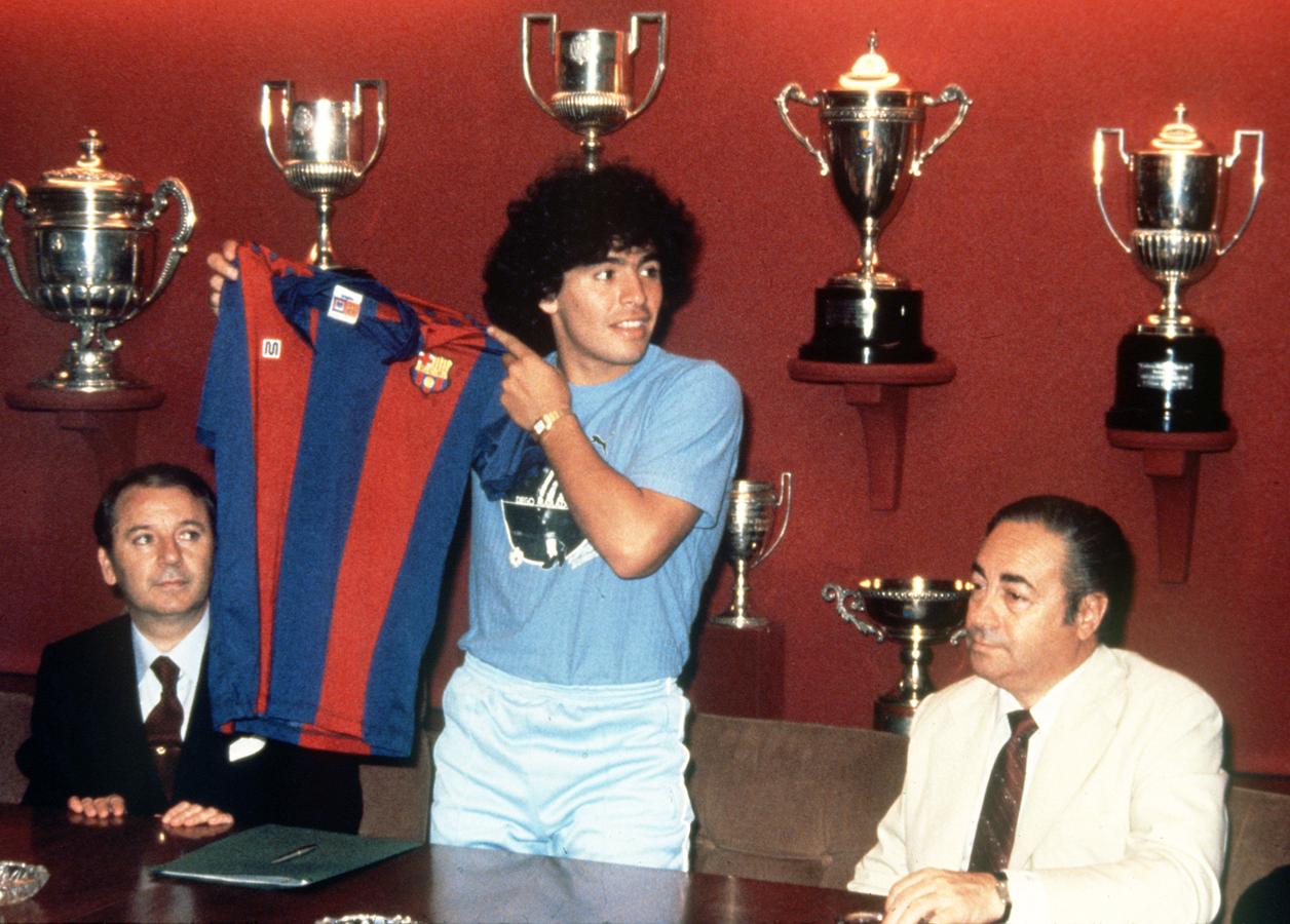 Junto a José Luis Núñez, durante su presentación como futbolista del Barça en 1982.