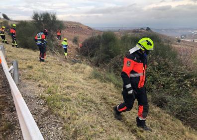 Imagen secundaria 1 - Bomberos buscan el cuerpo del camionero en la zona cercana al accidente