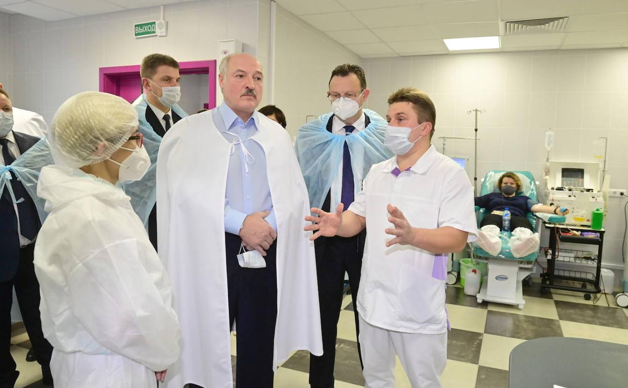 Alexánder Lukashenko, durante la visita a un centro médico en Minks.