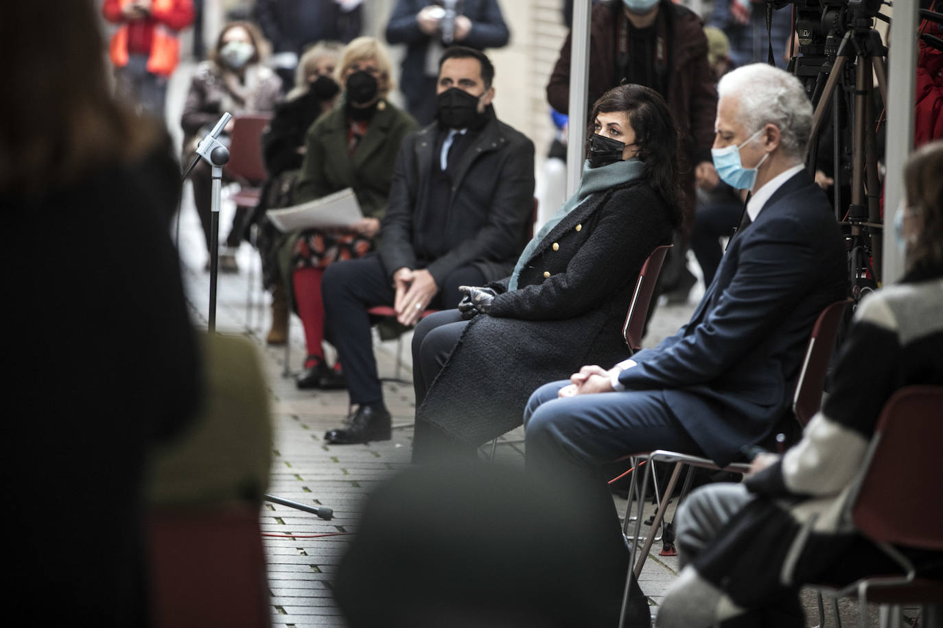 Autoridades y familiares, junto a la placa colocada en la calle Ollerías de Logroño.