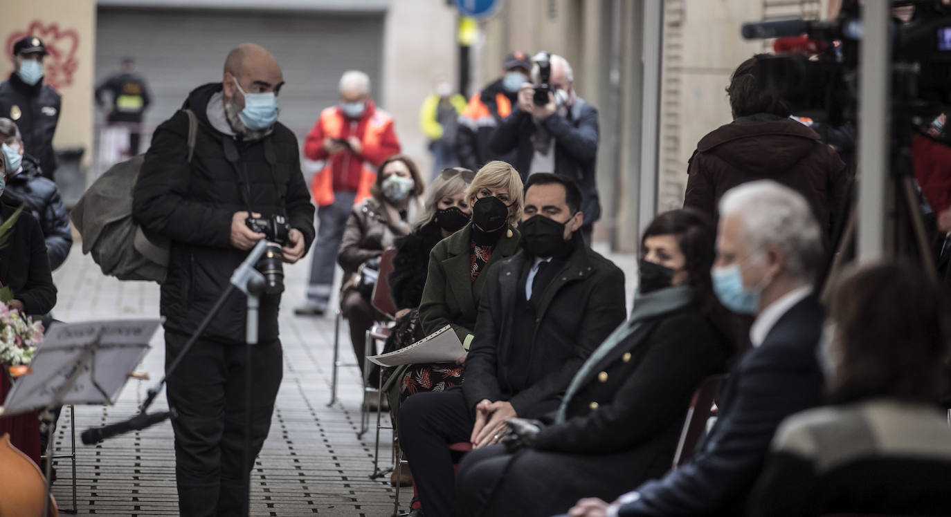 Autoridades y familiares, junto a la placa colocada en la calle Ollerías de Logroño.