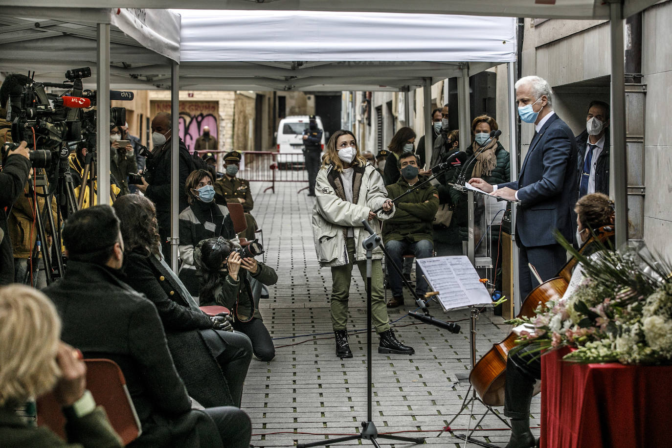 Autoridades y familiares, junto a la placa colocada en la calle Ollerías de Logroño.