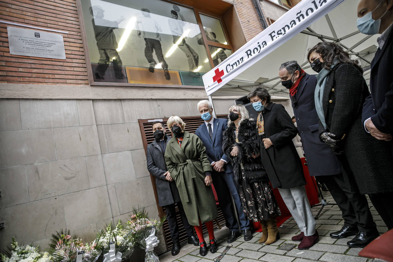 Autoridades y familiares, junto a la placa colocada en la calle Ollerías de Logroño.