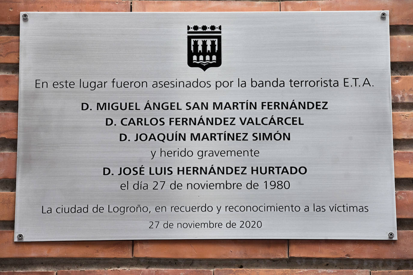 Autoridades y familiares, junto a la placa colocada en la calle Ollerías de Logroño.