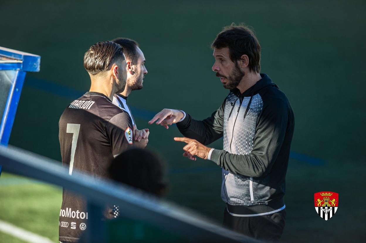 Calle da instrucciones a Manjón en un partido anterior. 