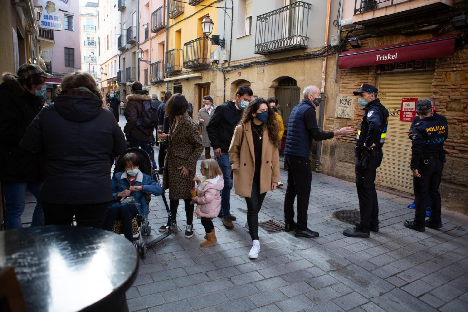 En la calle Laurel, con hosteleros y policías debatiendo sobre las mesas de apoyo y la gente de vermú, aunque sin aglomeraciones. 