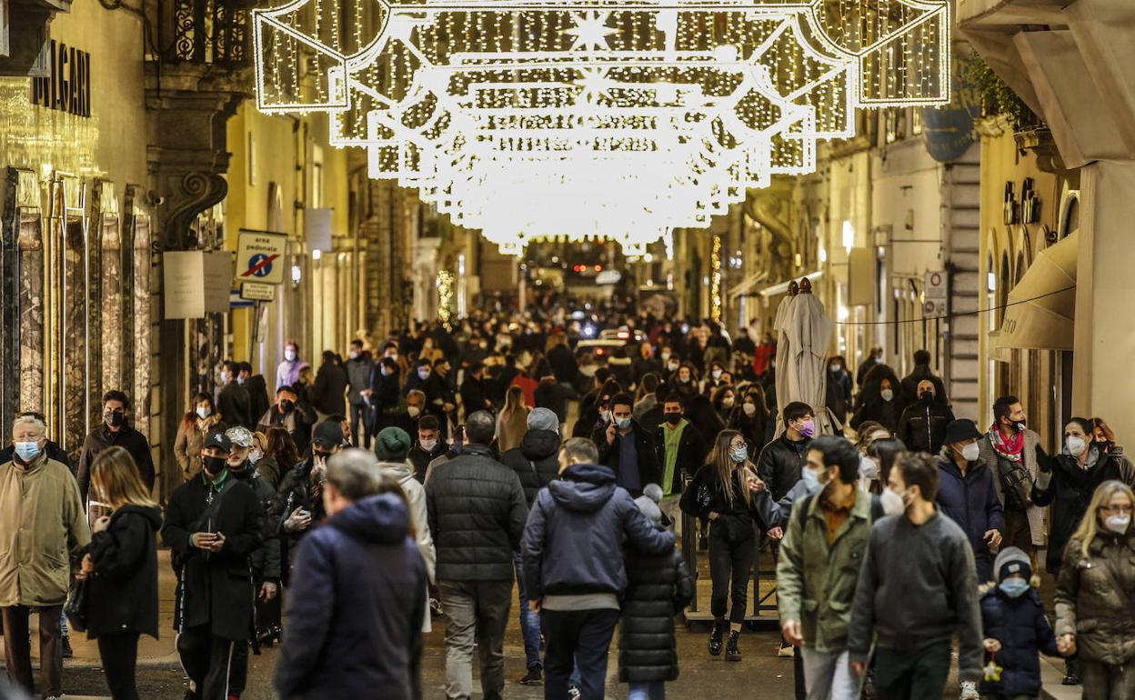 Via Condotti de Roma, iluminada y llena de gente. 