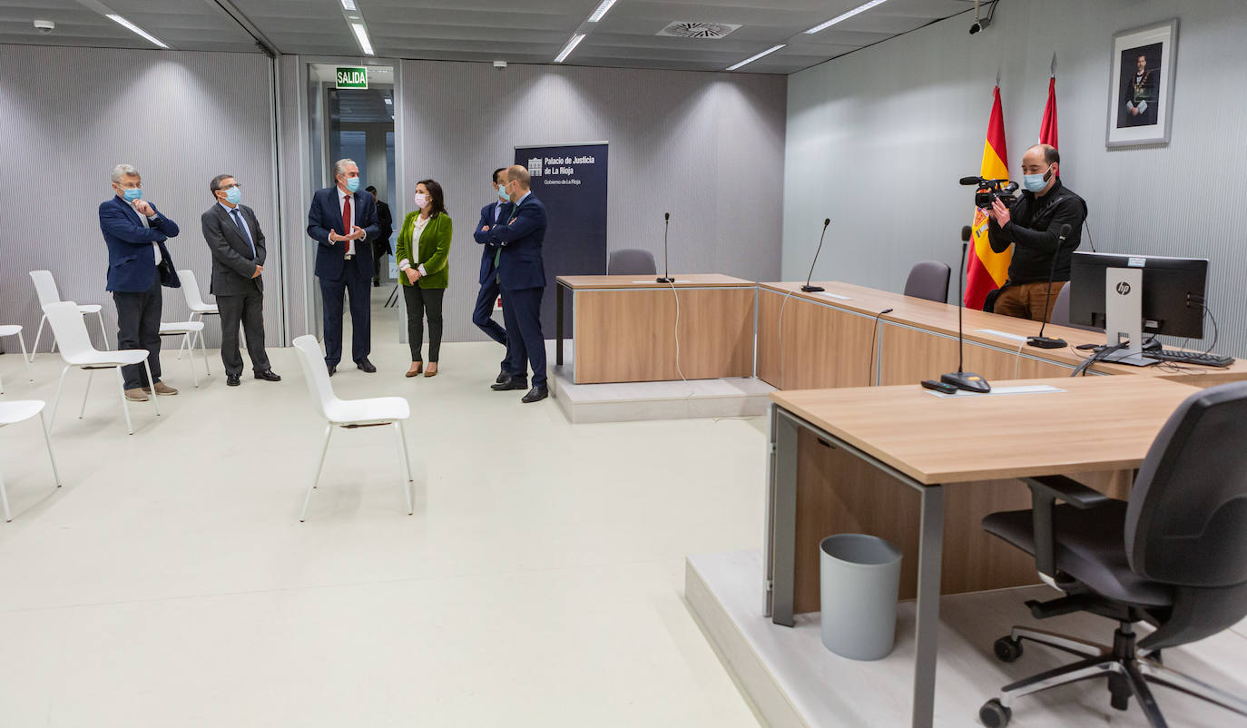 Visita de la presidenta del Gobierno de La Rioja a la nueva sala de vistas del Juzgado de Violencia sobre la Mujer.