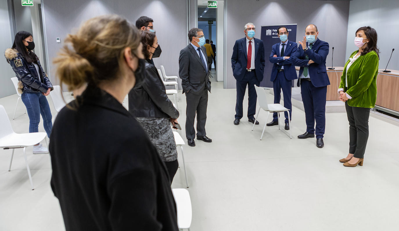 Visita de la presidenta del Gobierno de La Rioja a la nueva sala de vistas del Juzgado de Violencia sobre la Mujer.