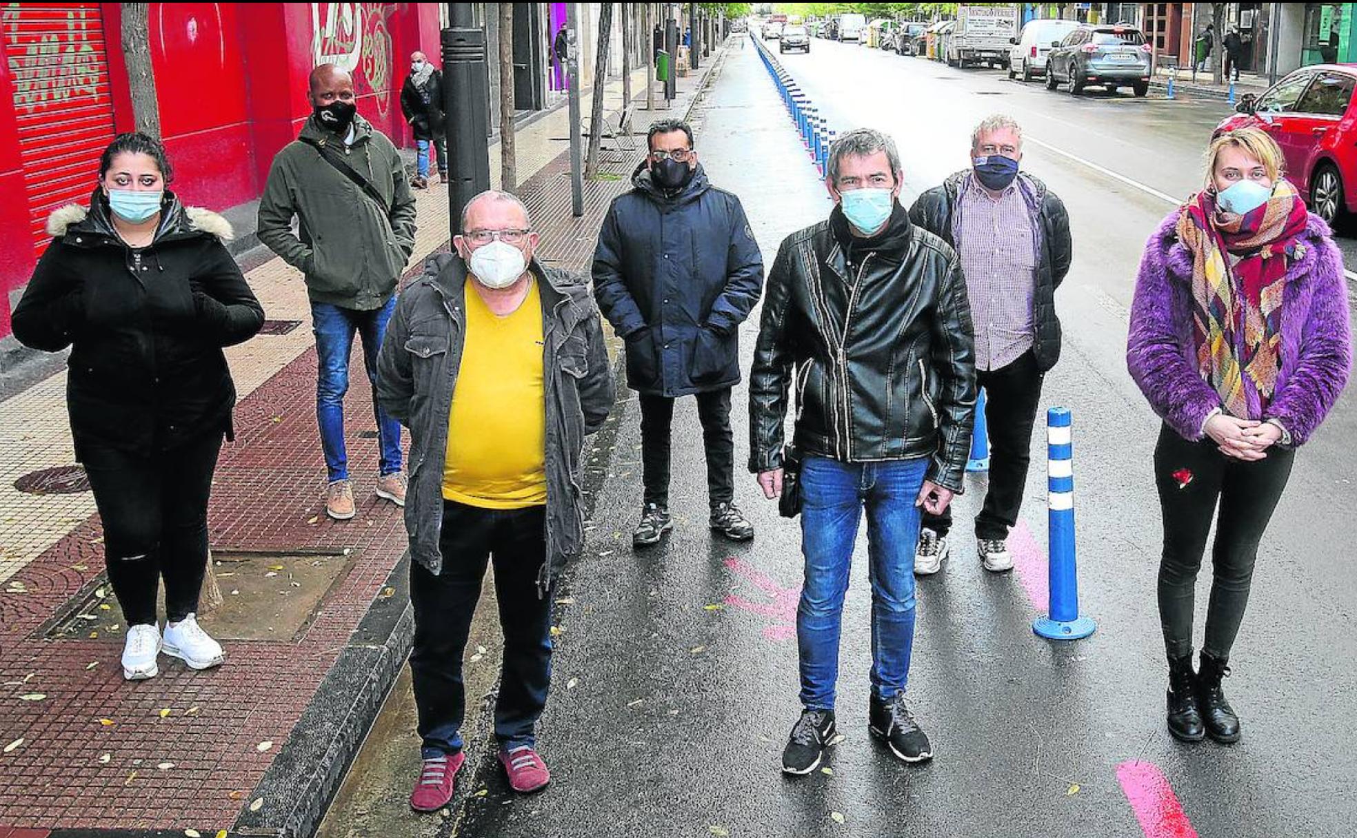 Un grupo de hosteleros de la zona centro-oeste de Logroño posan manteniendo las distancias de seguridad en la calle Gonzalo de Berceo.