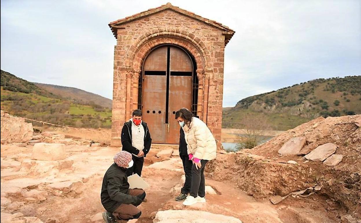 La presidenta atiende a las explicaciones de los arqueólogos que realizan la excavación.