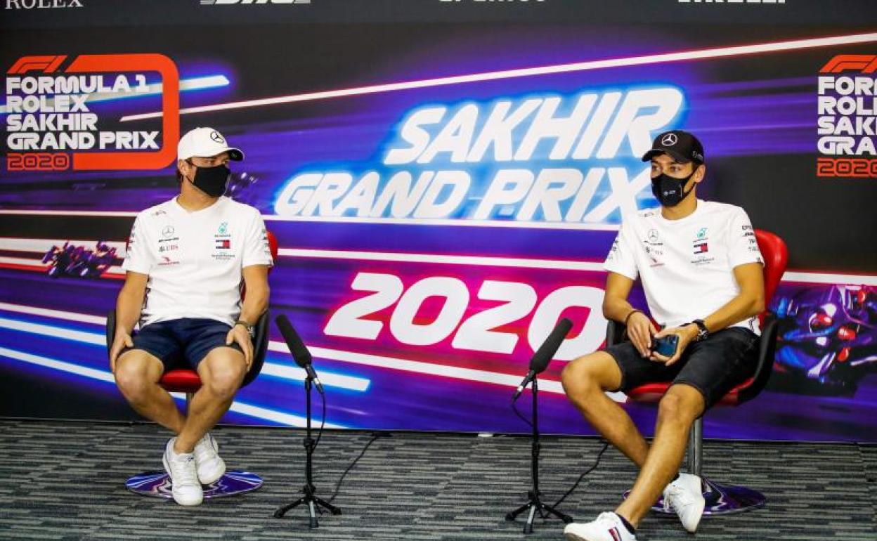 Valtteri Bottas y George Russell, pilotos de Mercedes, en el circuito de Sakhir. 