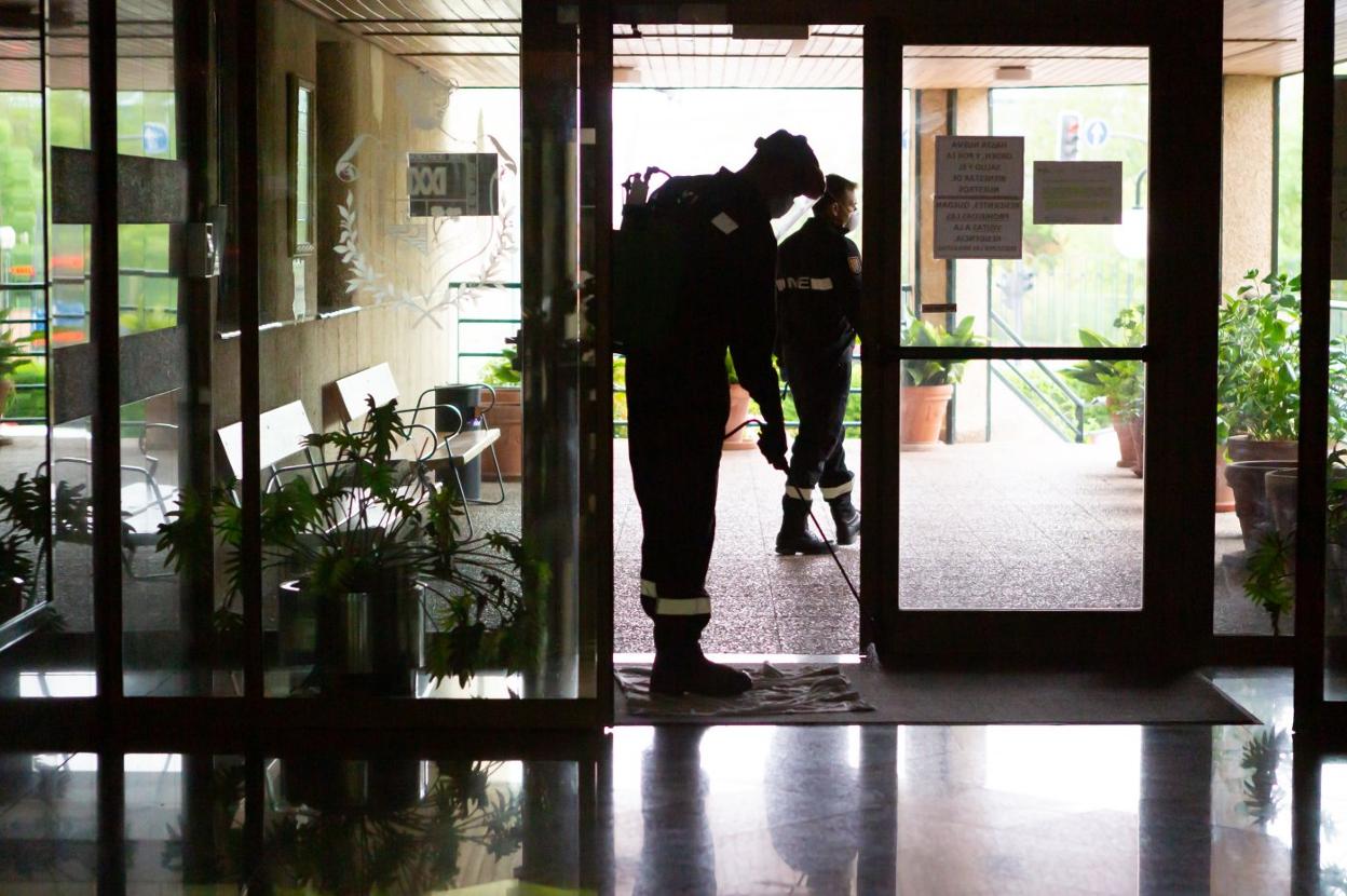 Tareas de desinfección a cargo del personal de la UME en una residencia de mayores de Logroño, a finales del pasado mes de abril, en pleno confinamiento. 