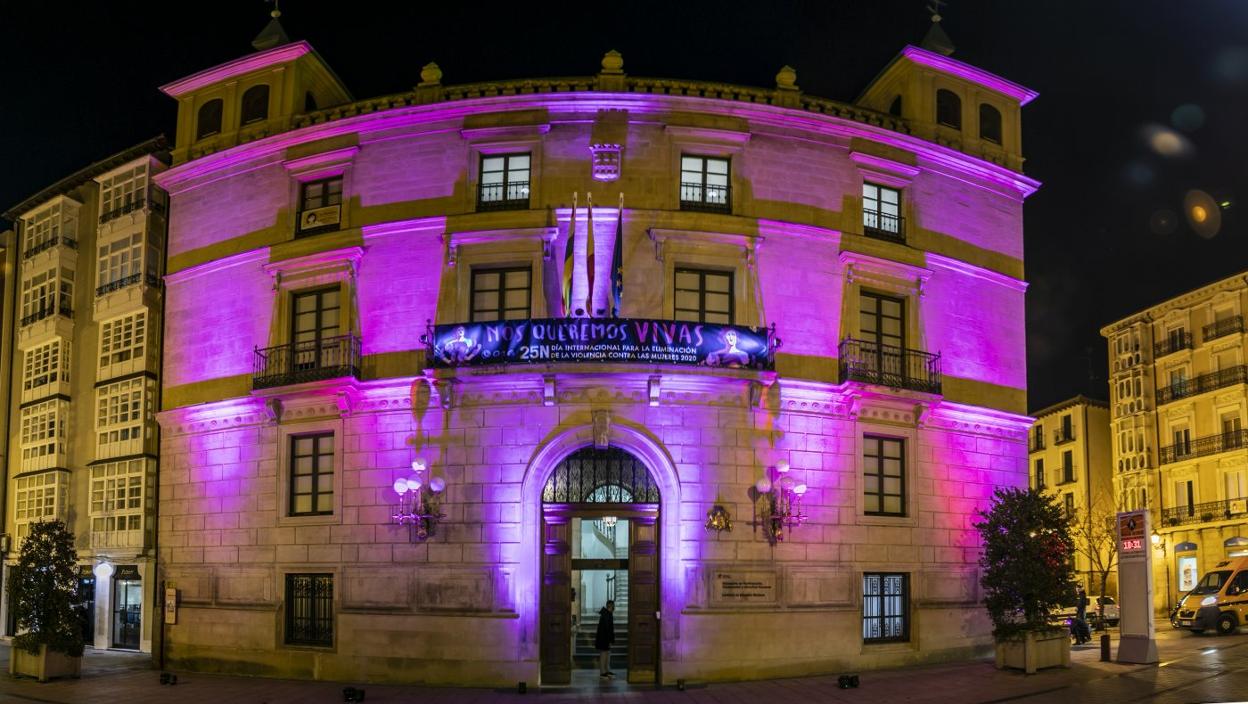 La Consejería de Igualdad iluminó el Palacio de los Chapiteles, sede del IER, con motivo del pasado Dia de la Violencia de Género. 