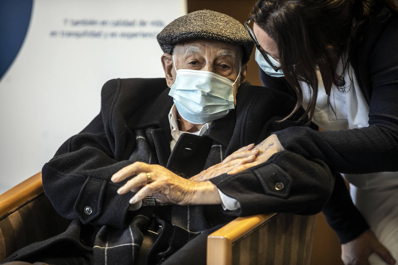 Los centros de mayores reabren sus puertas para comenzar con las primeras visitas de los familiares.