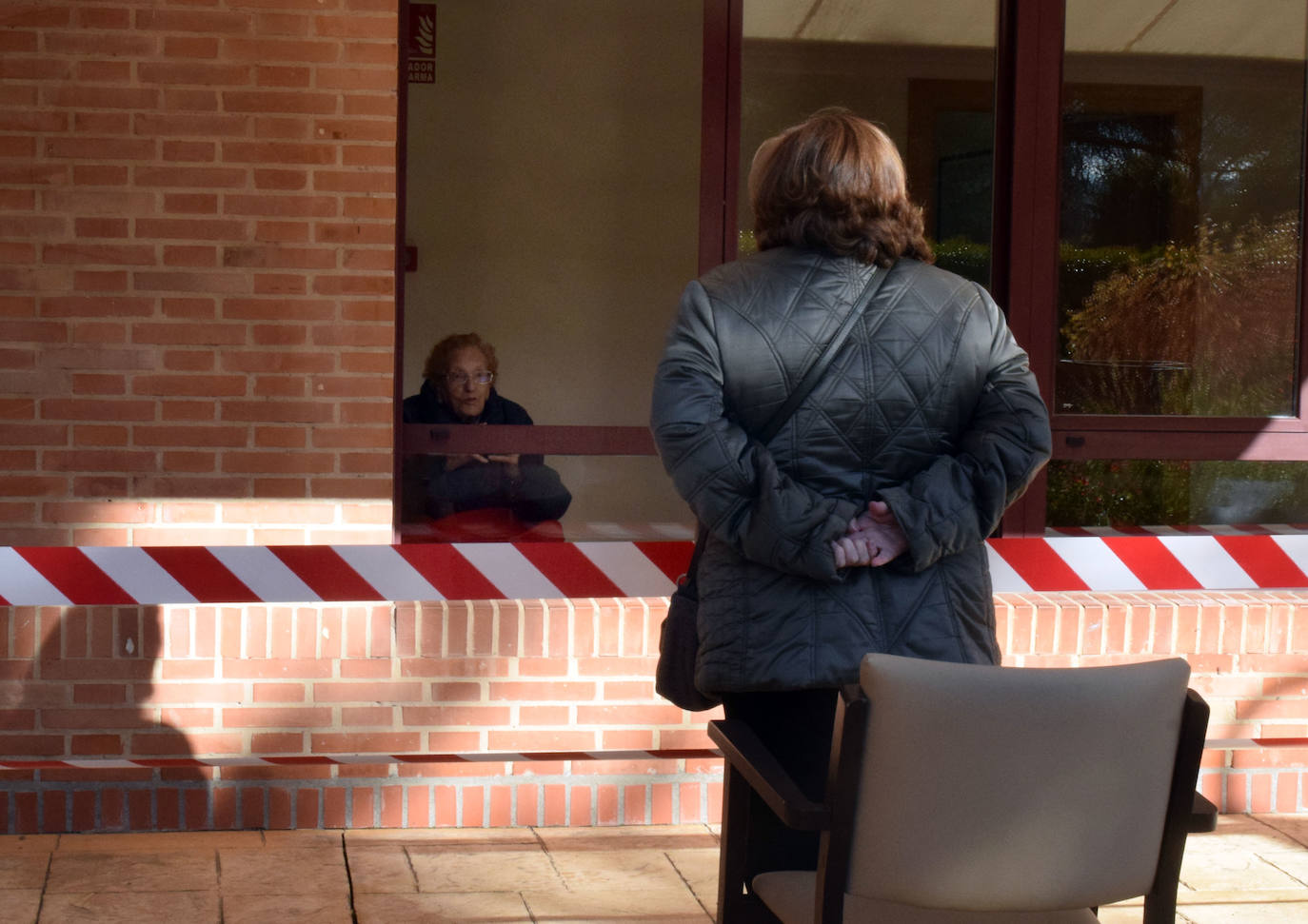 Los centros de mayores reabren sus puertas para comenzar con las primeras visitas de los familiares.