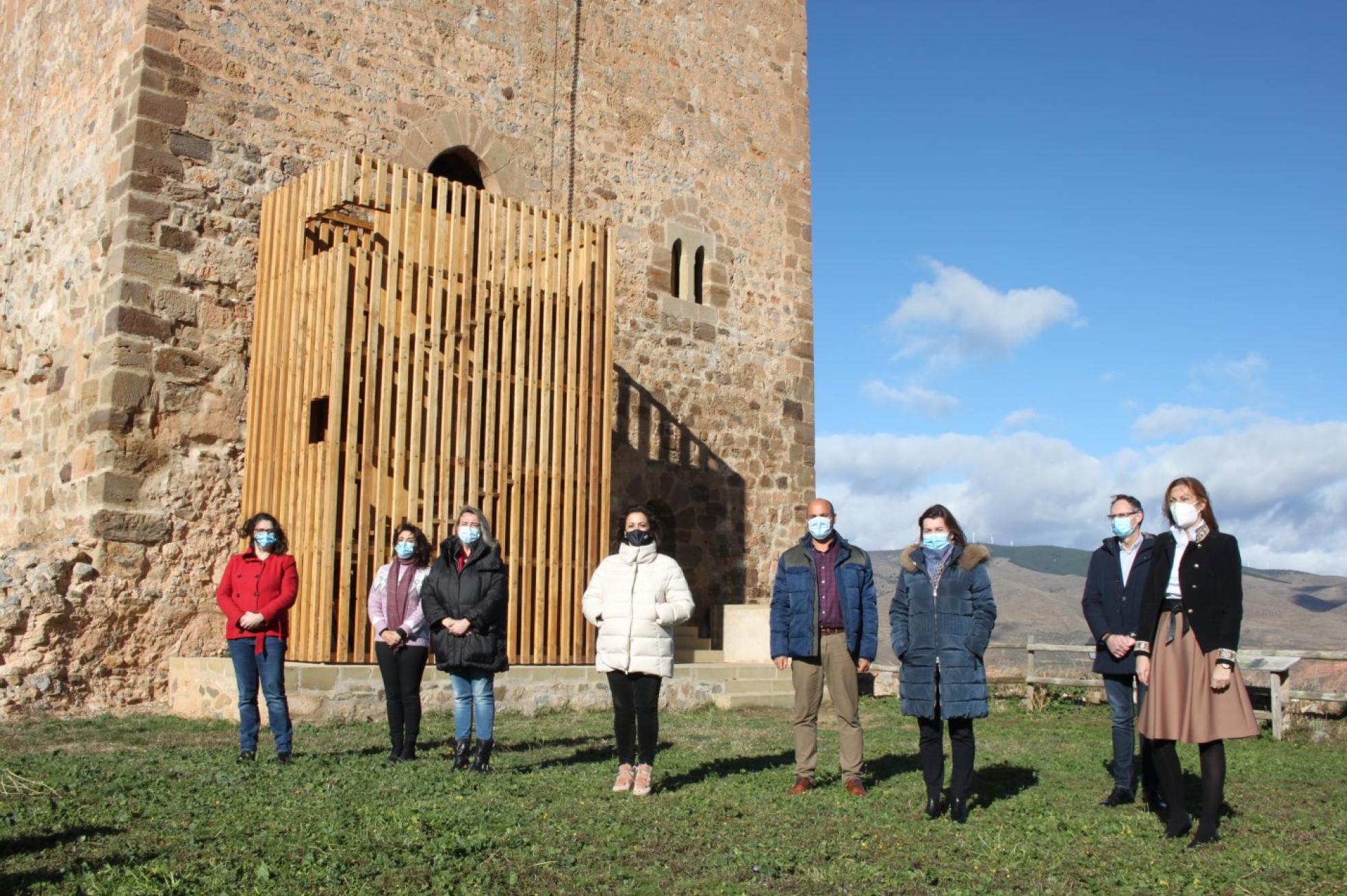 La presidenta Andreu, tres consejeras del Ejecutivo regional, el alcalde y el equipo del proyecto hicieron ayer balance en el castillo de Préjano. 