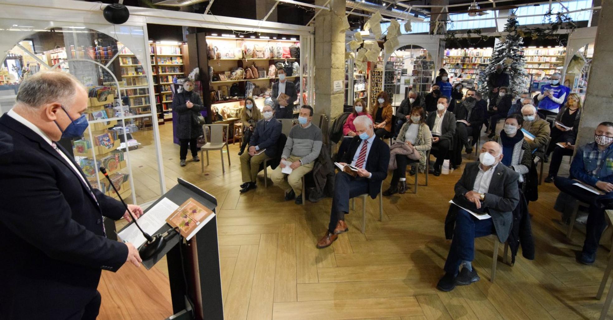 Antonio Egido, coordinador de la edición, en la presentación del libro ayer en Santos Ochoa, ante el alcalde de Logroño, los organizadores y los autores. 