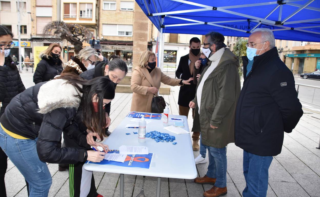 El PP recoge firmas contra la Ley Celaá en Calahorra