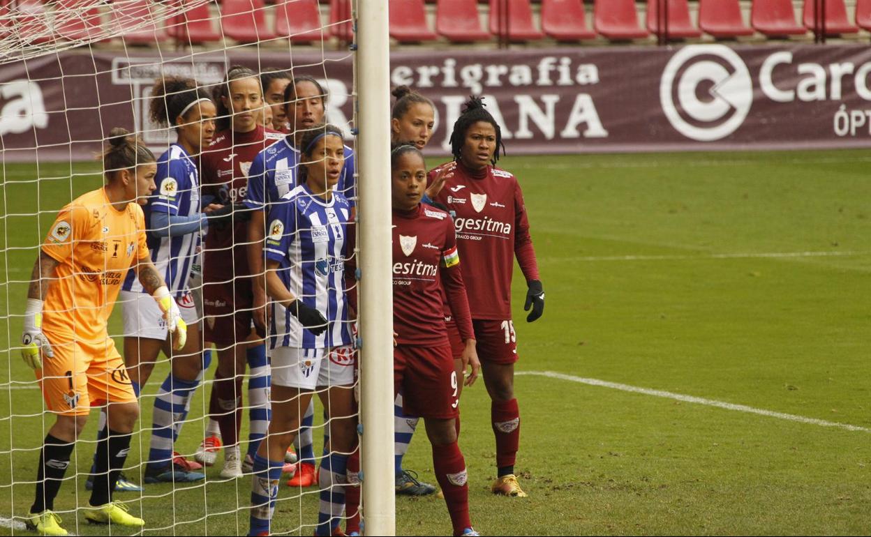 Jugadoras del EDF Logroño y el Sporting de Huelva en un momento del choque