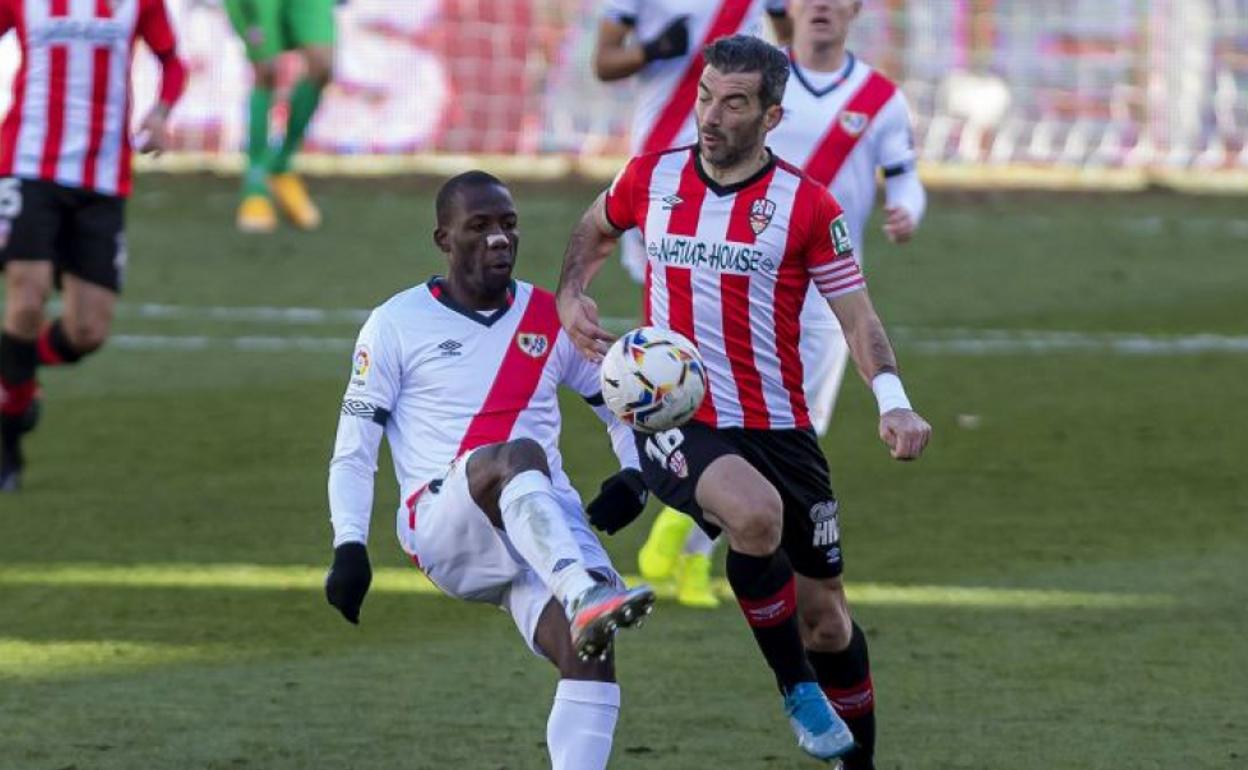 Iñaki puga por el esférico con Advíncula. 