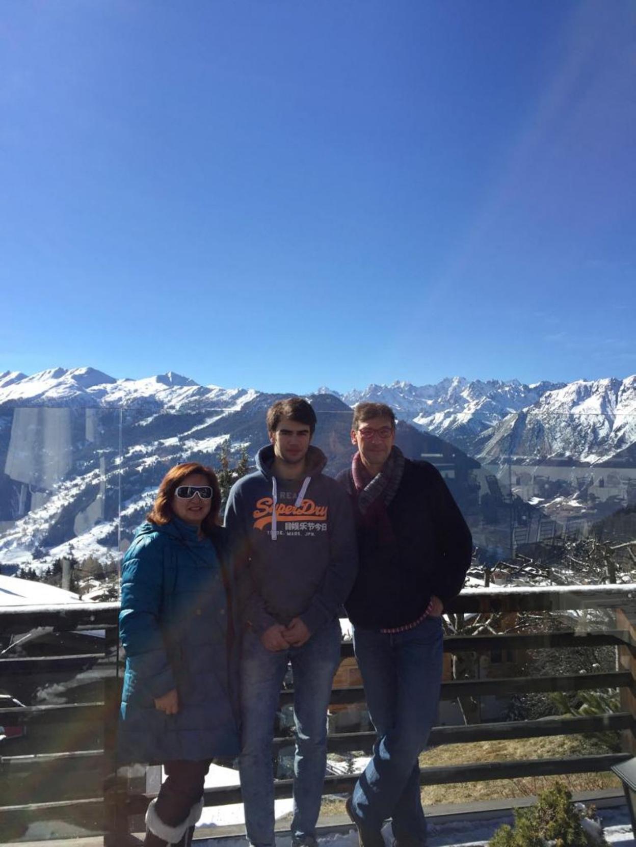 1. Berta Bartolomé y su familia, en la estanción de esqui de Verbier. 