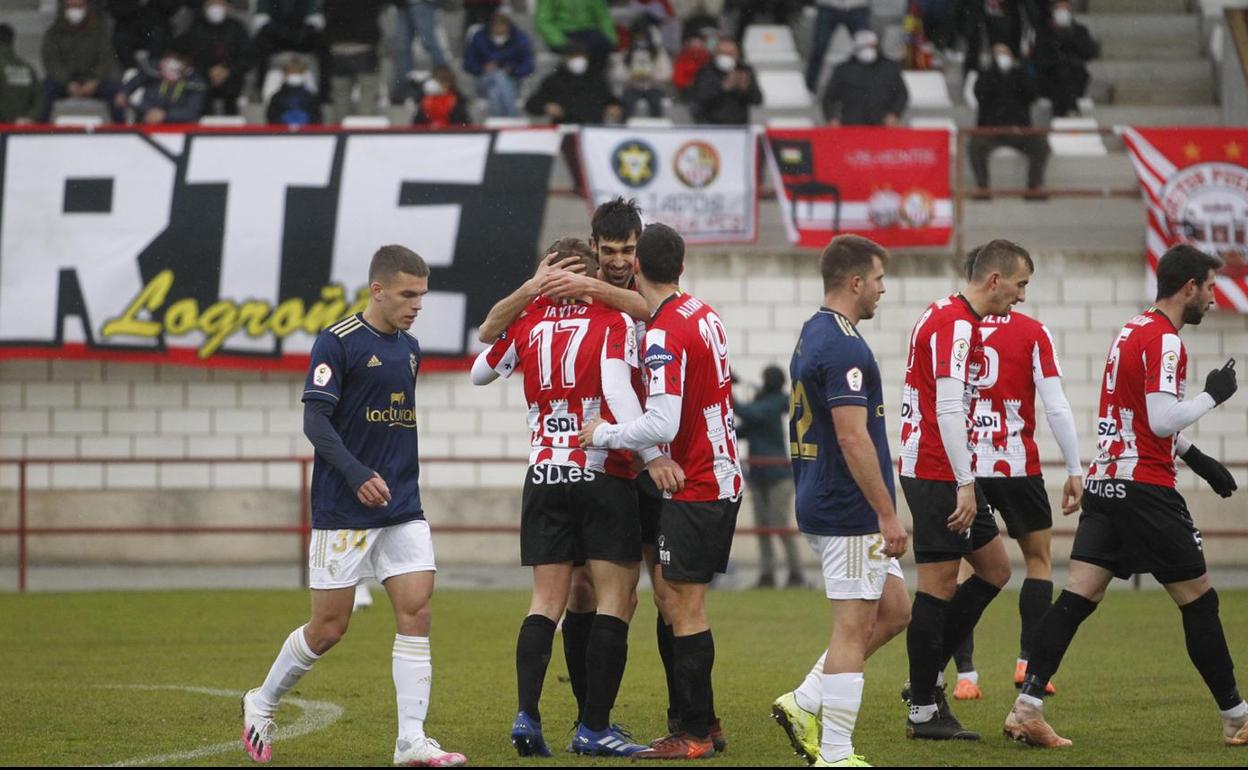 Ledo abraza a Javito, autor del segundo gol. 