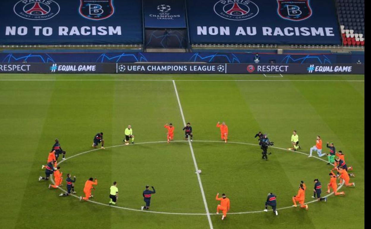 Jugadores del PSG y el Basaksehir, unidos contra el racismo