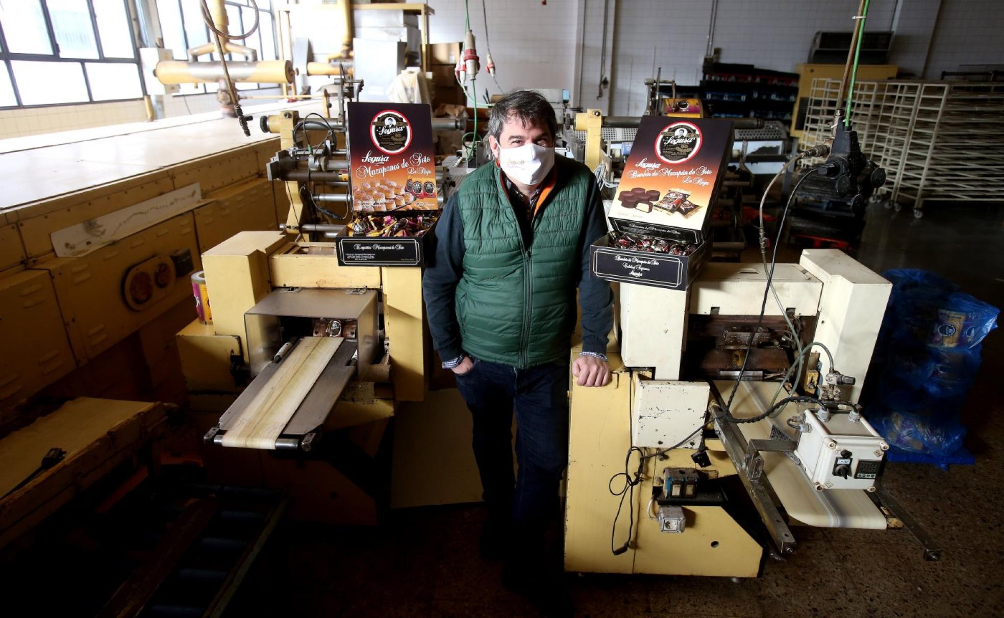 Historia y tradición. César Río, en el obrador de Paula Moltalt donde han venido fabricando mazapanes en los últimos 40 años. 