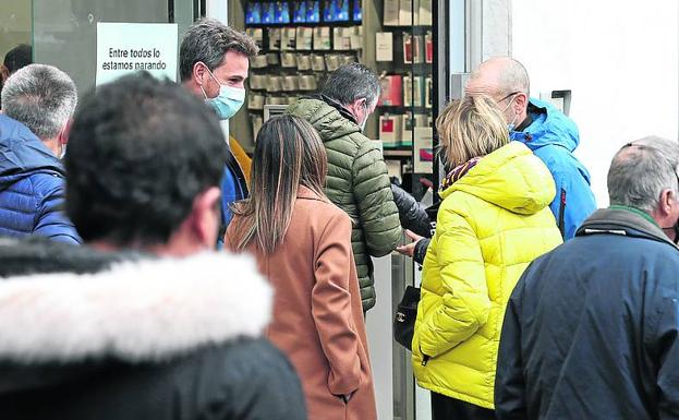 Fila a la entrada de un establecimiento en Logroño.