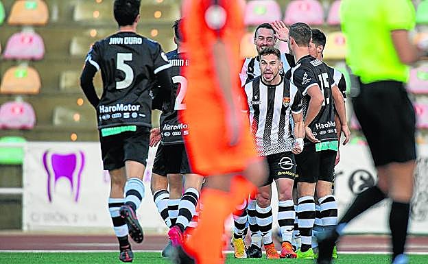 Iván Garrido celebra uno de sus goles con sus compañeros. 