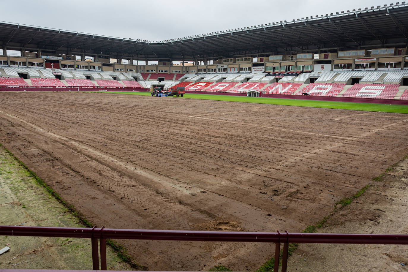 Inicio de las obras de renovación del césped en Las Gaunas.