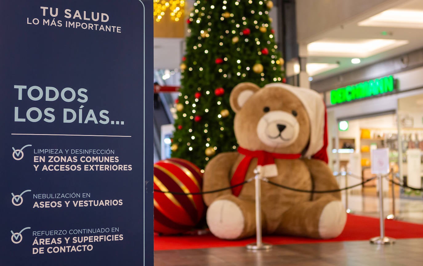 Nueva decoración navideña y estrictas medidas de seguridad, en el Centro Comercial Berceo de Logroño.