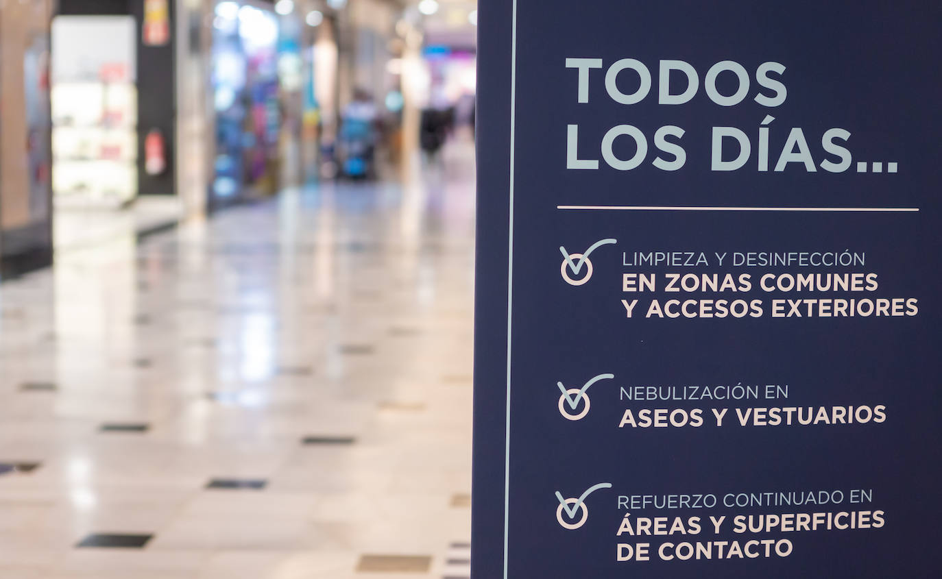 Nueva decoración navideña y estrictas medidas de seguridad, en el Centro Comercial Berceo de Logroño.