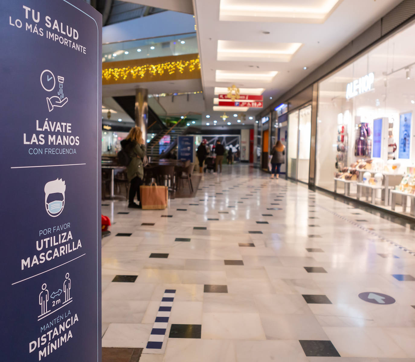 Nueva decoración navideña y estrictas medidas de seguridad, en el Centro Comercial Berceo de Logroño.