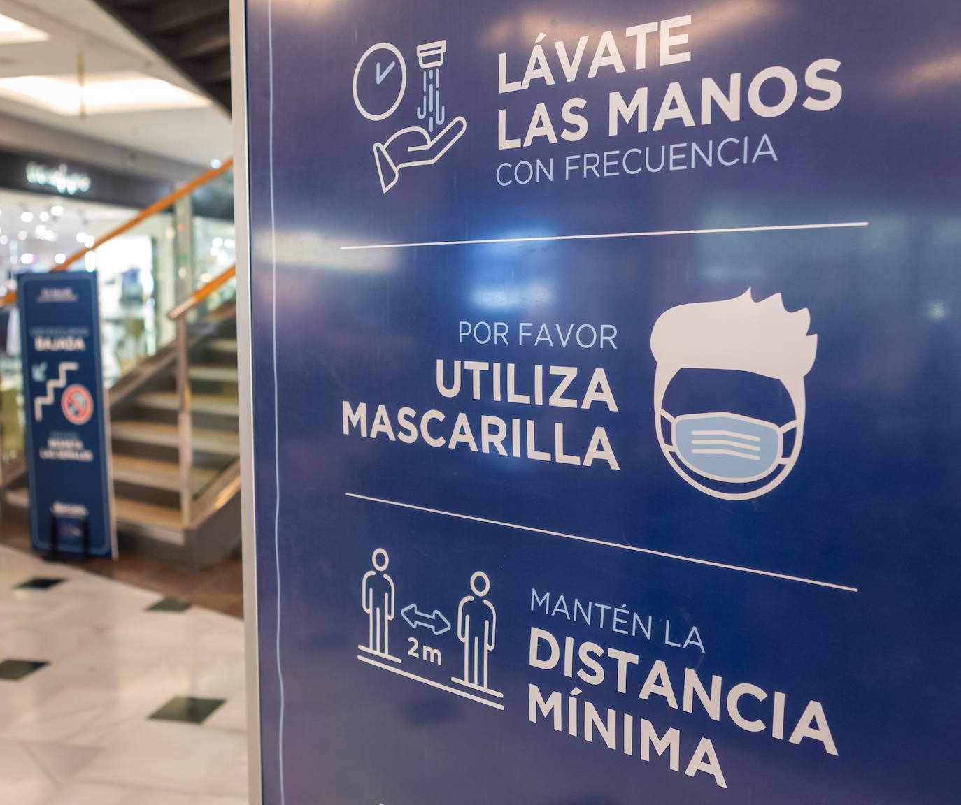 Nueva decoración navideña y estrictas medidas de seguridad, en el Centro Comercial Berceo de Logroño.