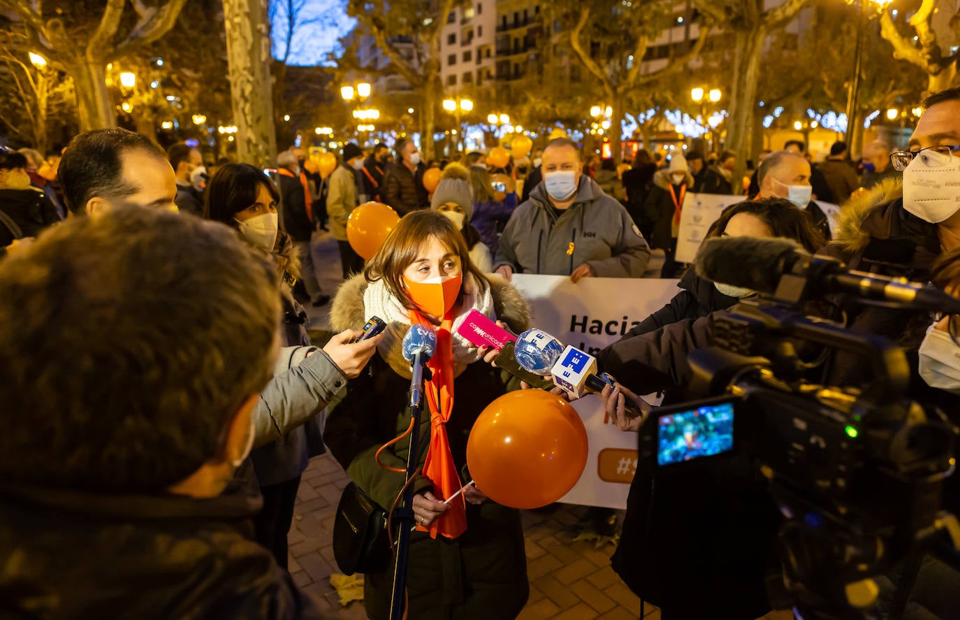 Unas 400 personas se concentran en el Paseo del Espolón para mostrar su rechazo hacia la 'Ley Celaá'.