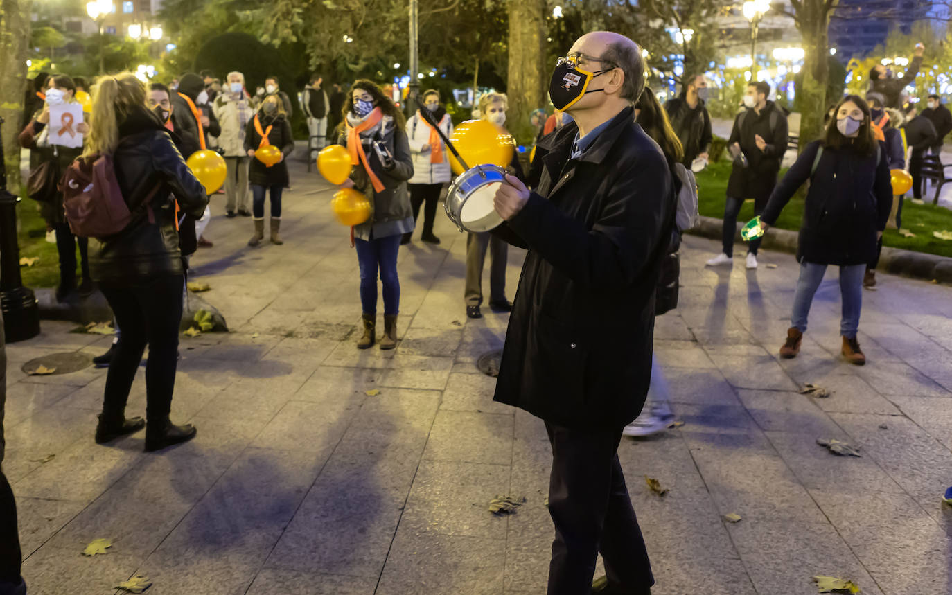 Unas 400 personas se concentran en el Paseo del Espolón para mostrar su rechazo hacia la 'Ley Celaá'.