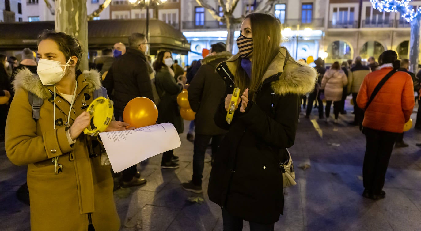 Unas 400 personas se concentran en el Paseo del Espolón para mostrar su rechazo hacia la 'Ley Celaá'.