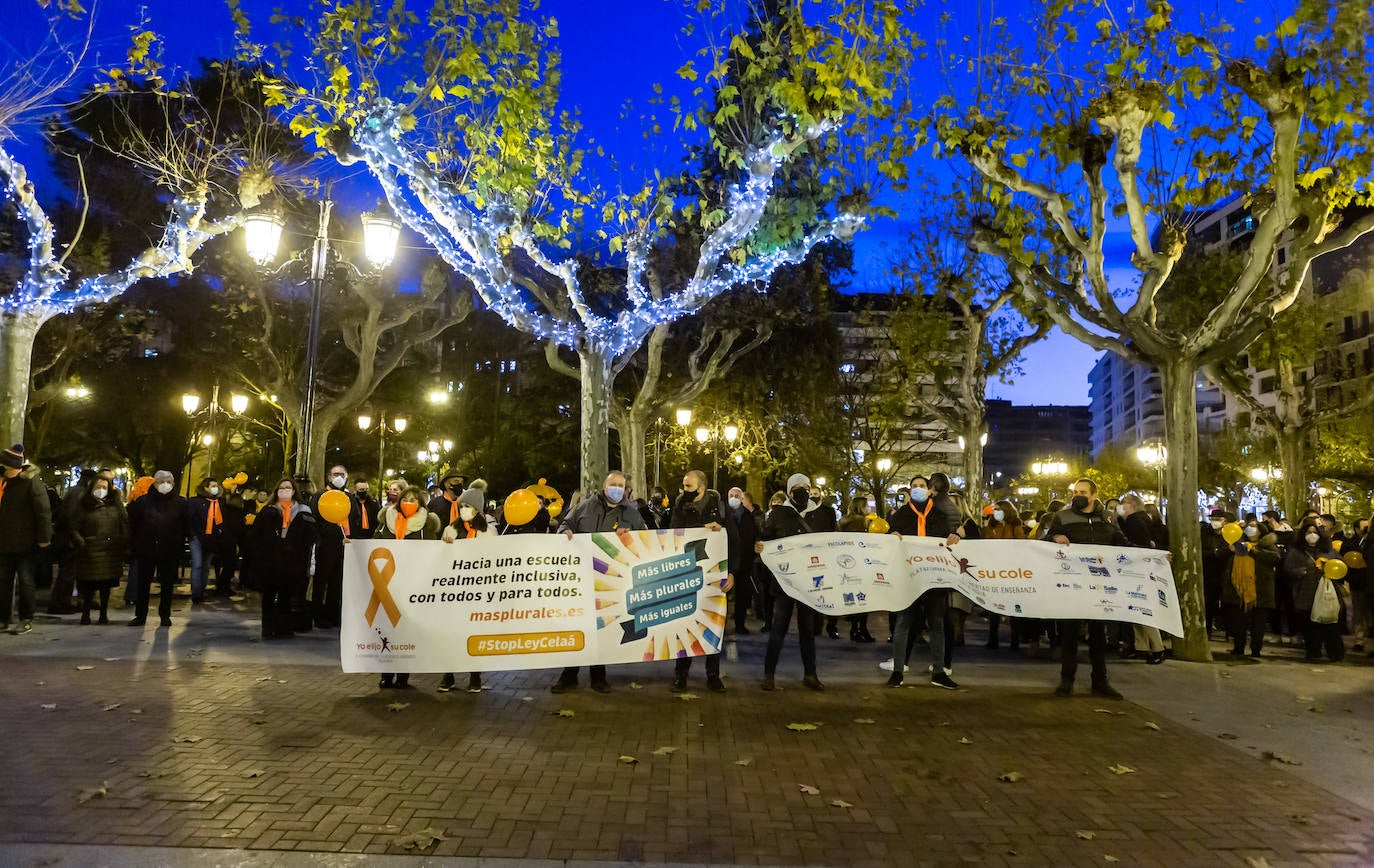Unas 400 personas se concentran en el Paseo del Espolón para mostrar su rechazo hacia la 'Ley Celaá'.