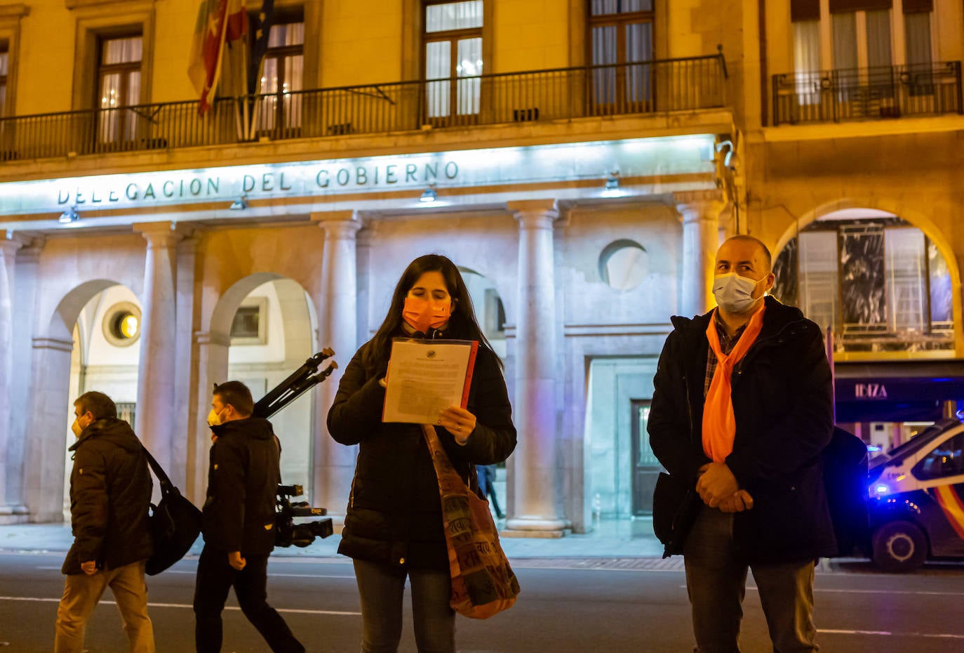 Unas 400 personas se concentran en el Paseo del Espolón para mostrar su rechazo hacia la 'Ley Celaá'.