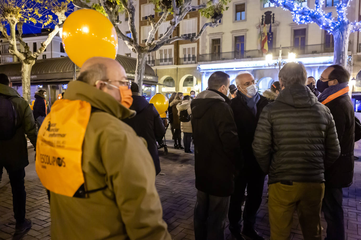 Unas 400 personas se concentran en el Paseo del Espolón para mostrar su rechazo hacia la 'Ley Celaá'.