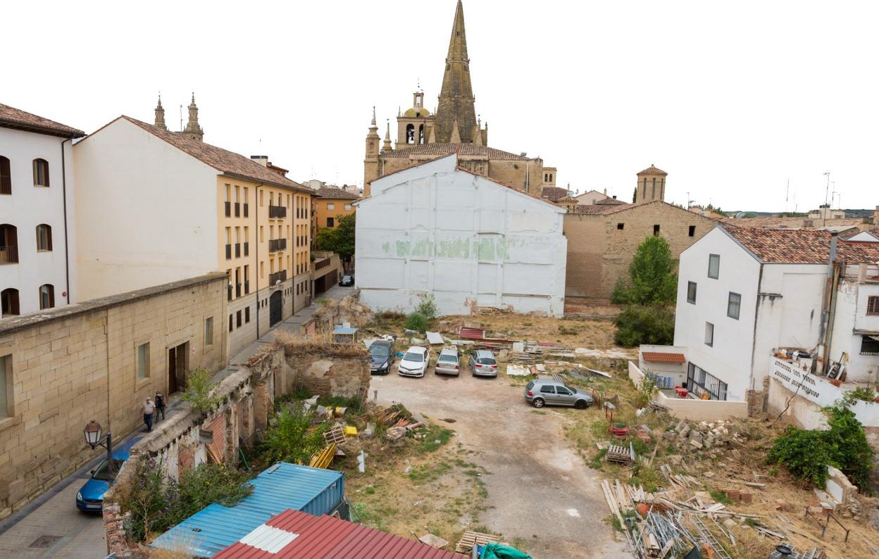 Imagen de la parcela en cuestión que incluye los números del 14 al 28 de la calle Mayor y del 1 al 13 de la calle Puente.