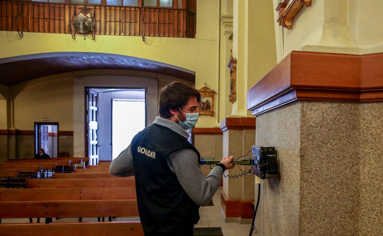 Un técnico examina uno de los muros de la Parroquia de los Dolores, en Madrid. 