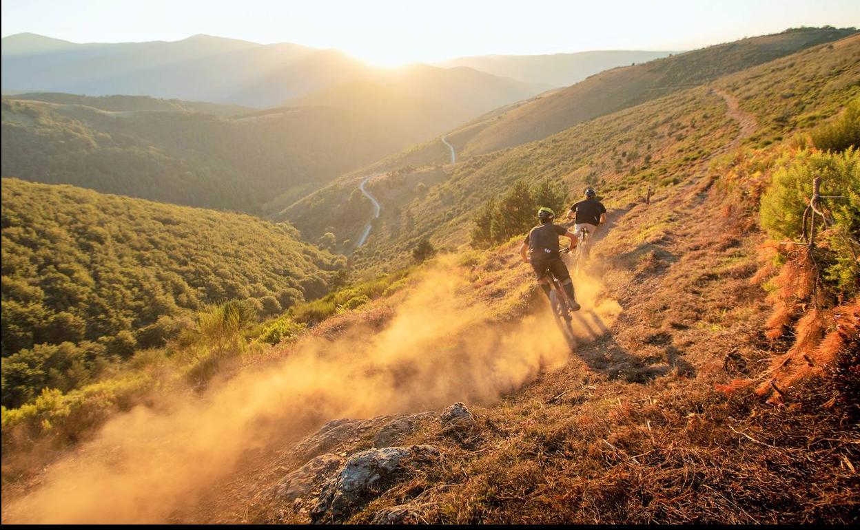 Dos ciclistas descienden por uno de los circuitos acondicionados por Enduro Ezcaray, por el collado de Márulla hacia el de Sagastía. 
