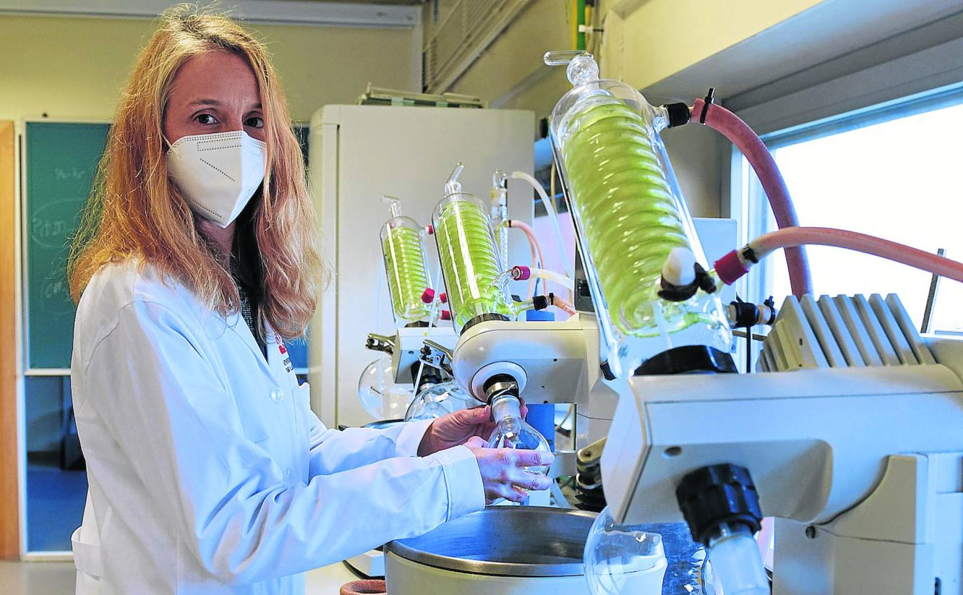 Fayna García en el laboratorio de Química Orgánica de la Universidad de La Rioja.